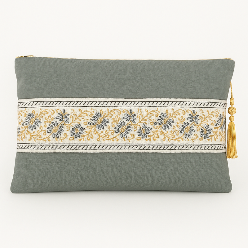 Cartera decorativa con bordado floral