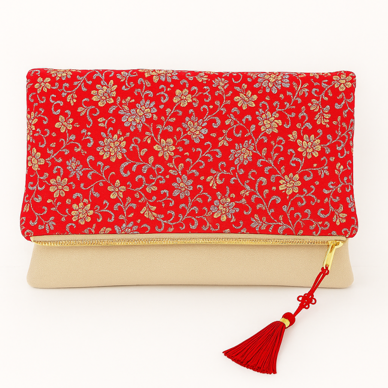 Clutch con patrón floral y borla (1)